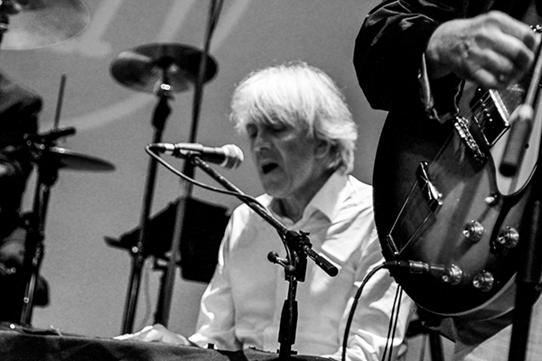Paul Wood : vocal, bass, piano, acoustic guitar